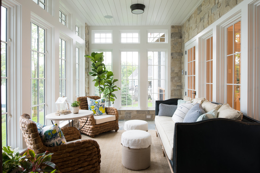 Foto di una veranda classica di medie dimensioni con pavimento in ardesia, nessun camino, soffitto classico e pavimento beige