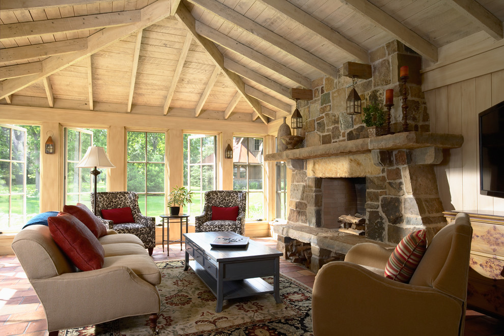 Источник вдохновения для домашнего уюта: терраса в классическом стиле с фасадом камина из кирпича, стандартным потолком, полом из терракотовой плитки и красным полом