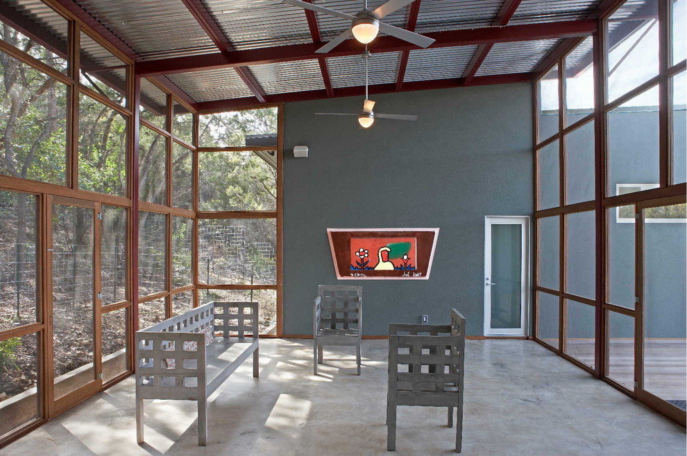 Foto de galería moderna extra grande sin chimenea con techo estándar, suelo de cemento y suelo gris