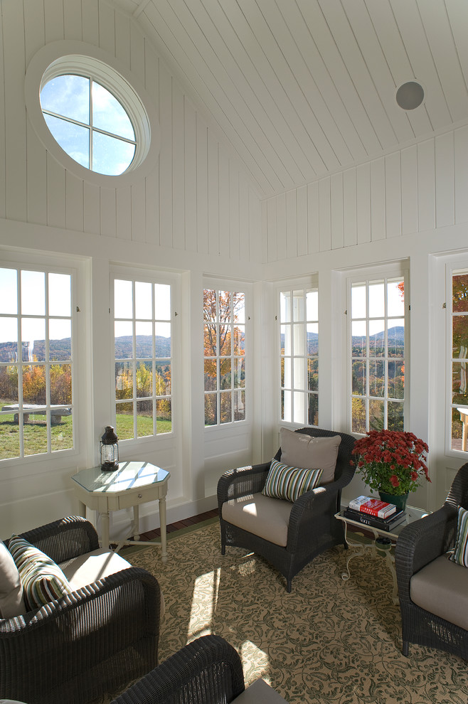 Ispirazione per una veranda tradizionale di medie dimensioni con pavimento in legno massello medio e soffitto classico