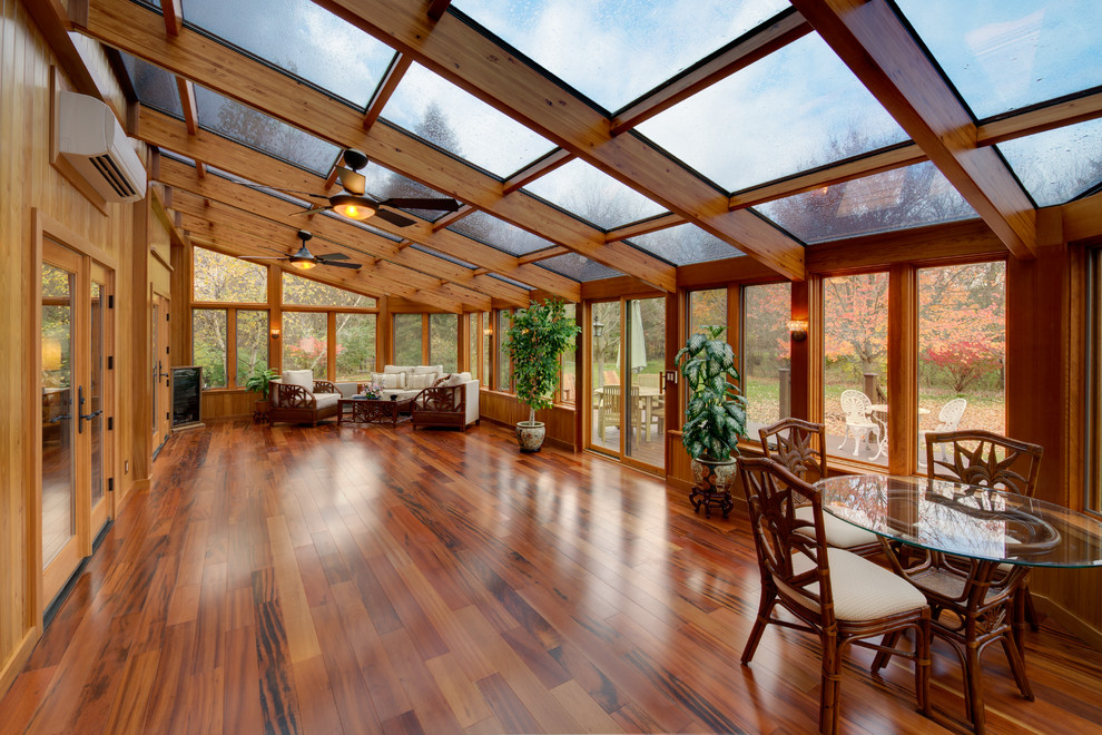 Ispirazione per un'ampia veranda tradizionale con pavimento in legno massello medio e soffitto in vetro