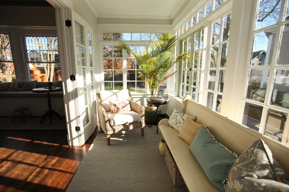 Ispirazione per una grande veranda classica con pavimento in legno massello medio, nessun camino, soffitto classico e pavimento marrone