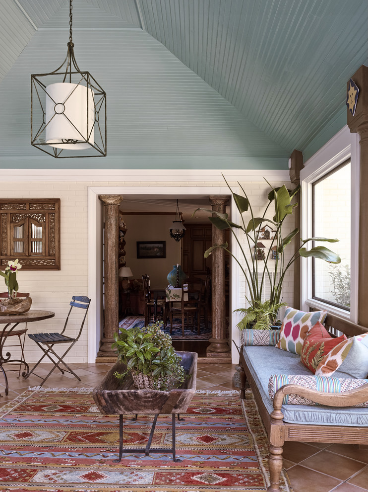 Immagine di una veranda tropicale di medie dimensioni con nessun camino, soffitto classico e pavimento in terracotta