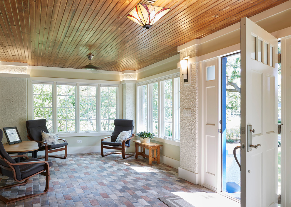 Immagine di un'ampia veranda american style con pavimento in terracotta, cornice del camino in legno, soffitto classico e pavimento multicolore