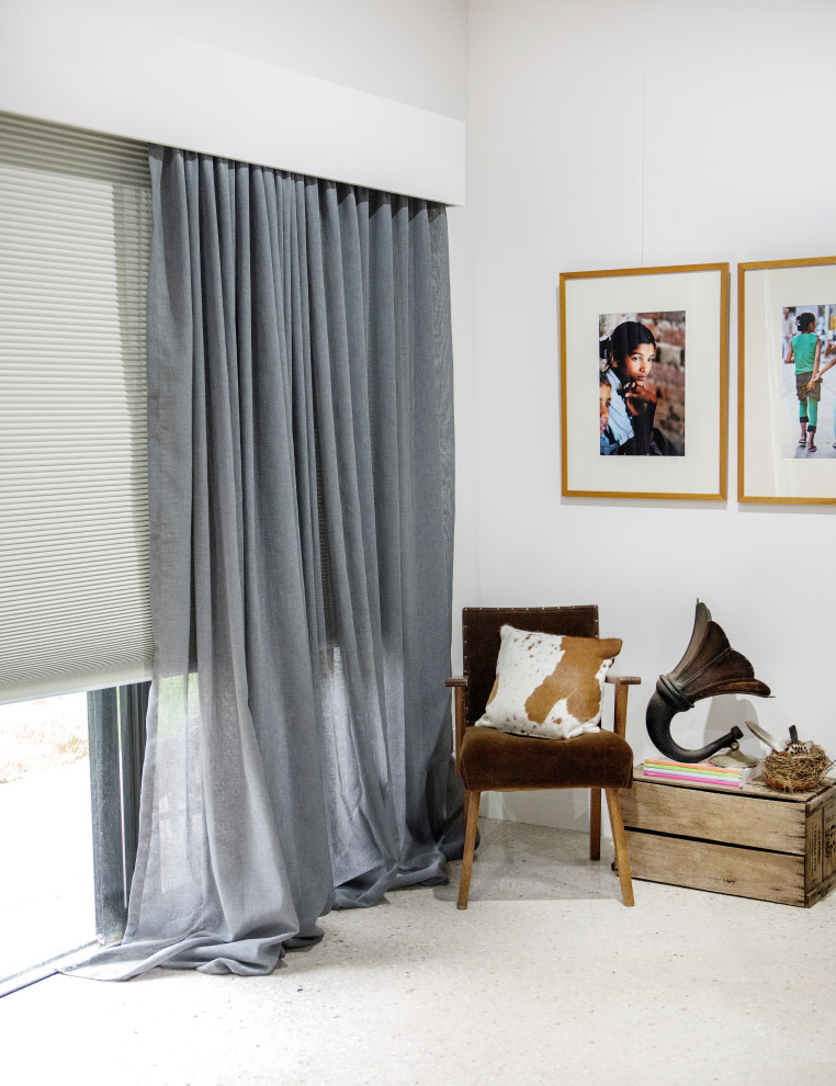 Cette photo montre une véranda moderne de taille moyenne avec sol en béton ciré, un plafond standard et un sol gris.