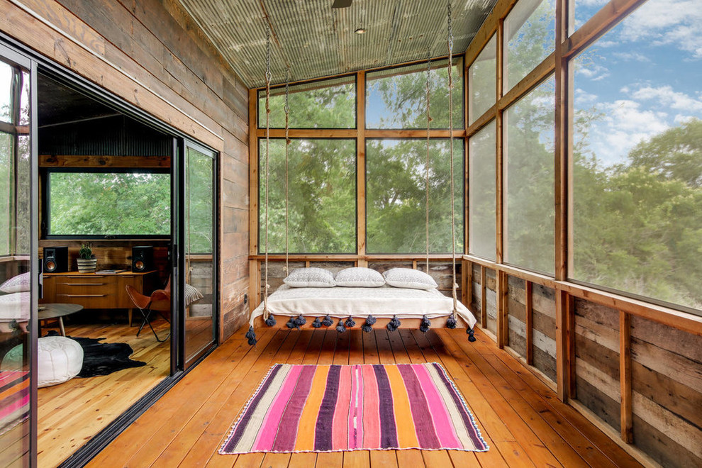 Foto di una veranda country con pavimento in legno massello medio, nessun camino, soffitto classico e pavimento marrone