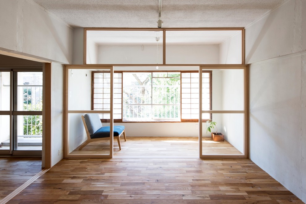 Ispirazione per una piccola veranda etnica con pavimento in legno massello medio, soffitto classico e pavimento marrone