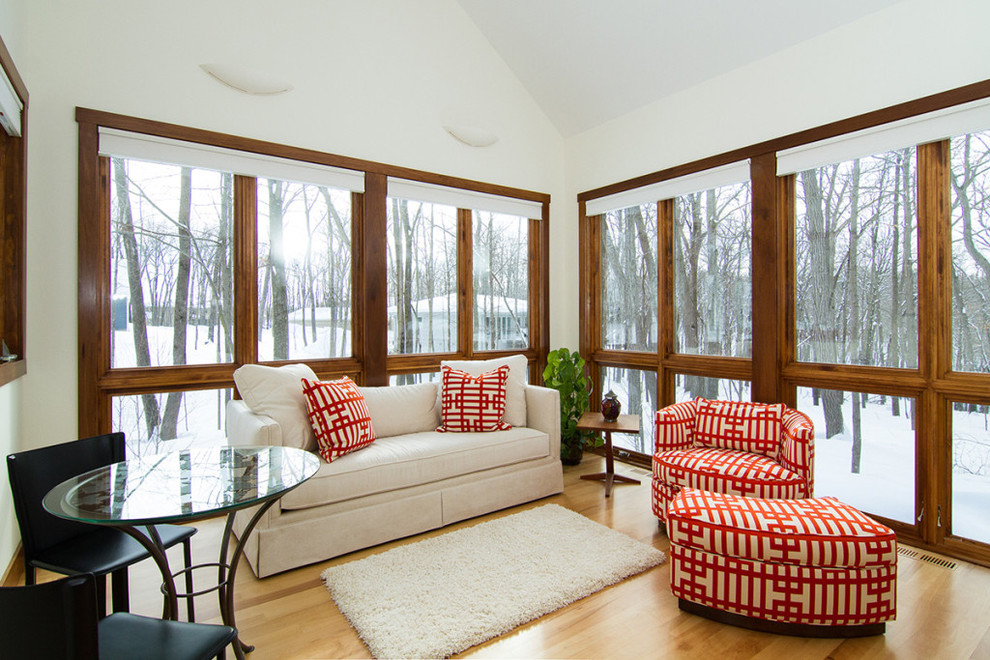 Immagine di una veranda eclettica di medie dimensioni con parquet chiaro, nessun camino e soffitto classico