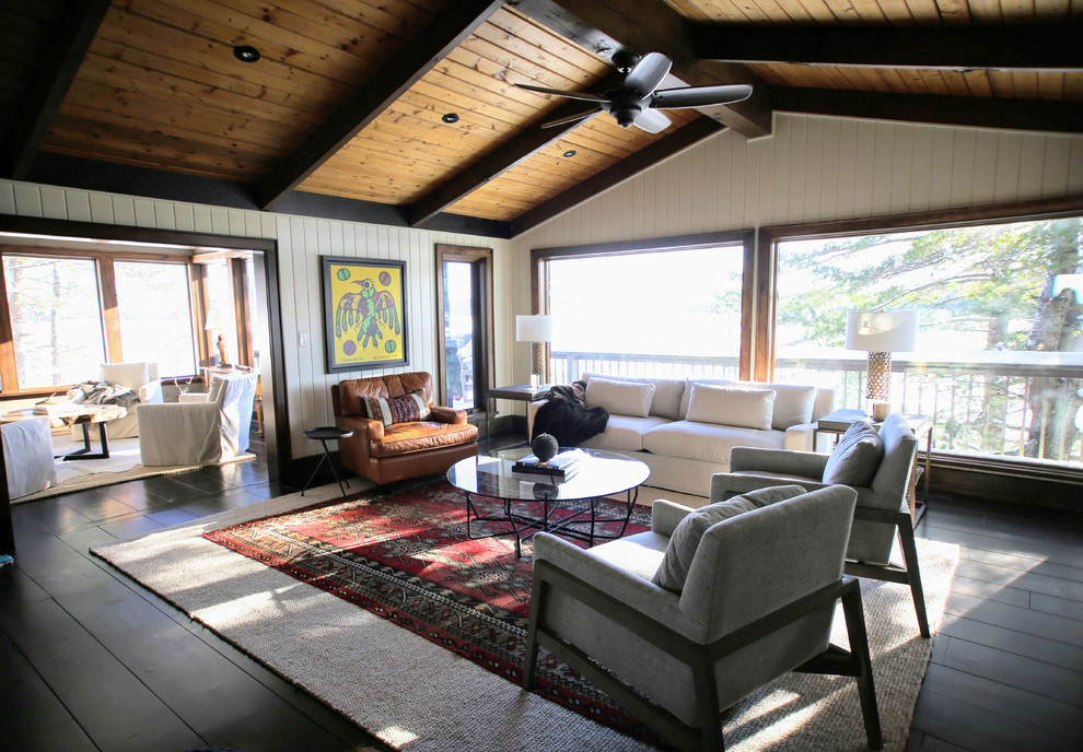 Idee per una grande veranda american style con parquet scuro, nessun camino, soffitto classico e pavimento marrone
