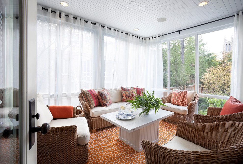 На фото: терраса в стиле неоклассика (современная классика) с стандартным потолком и оранжевым полом