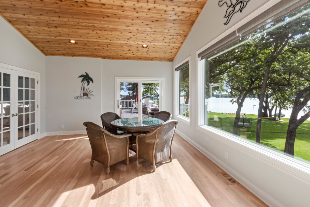Ispirazione per un'ampia veranda classica con parquet chiaro, stufa a legna, soffitto classico e pavimento beige