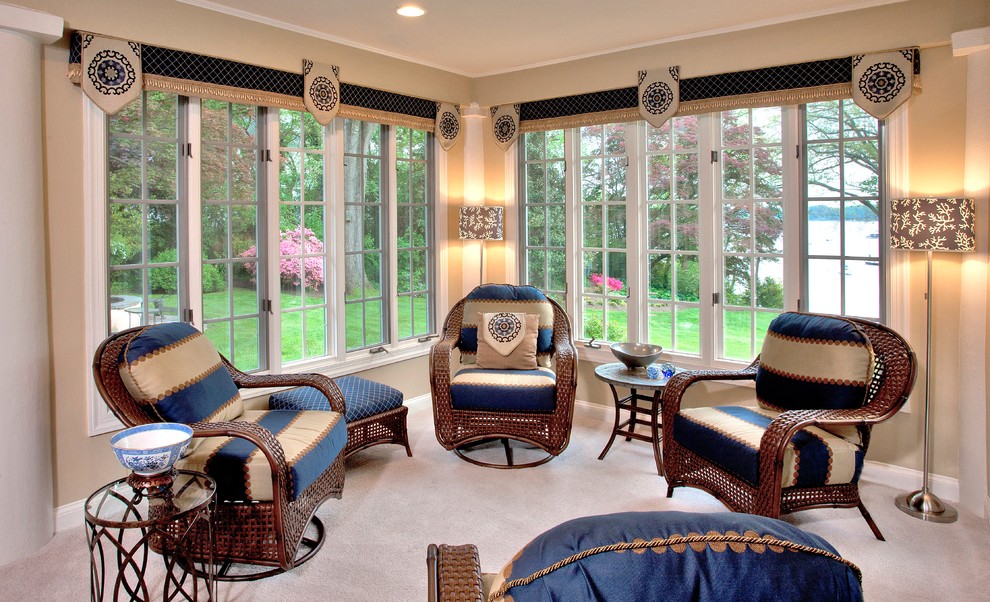 Immagine di una veranda classica con moquette e soffitto classico