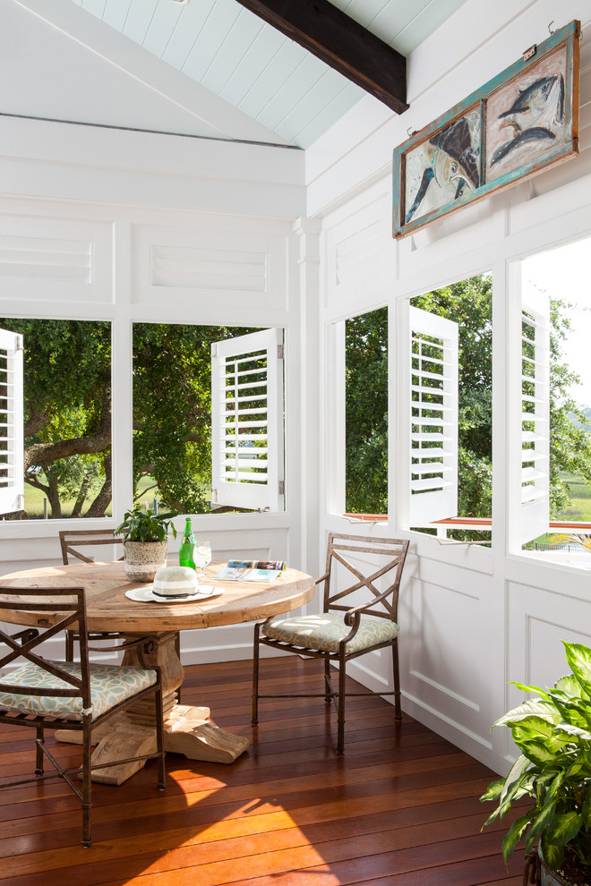 Immagine di una veranda stile marino con parquet scuro e soffitto classico