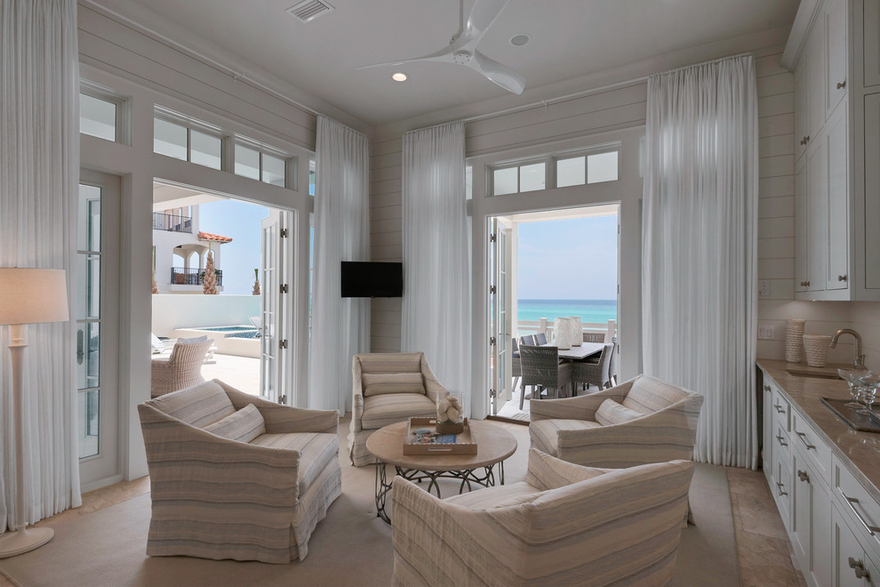 Immagine di un'ampia veranda stile marino con camino classico, soffitto classico e parquet chiaro