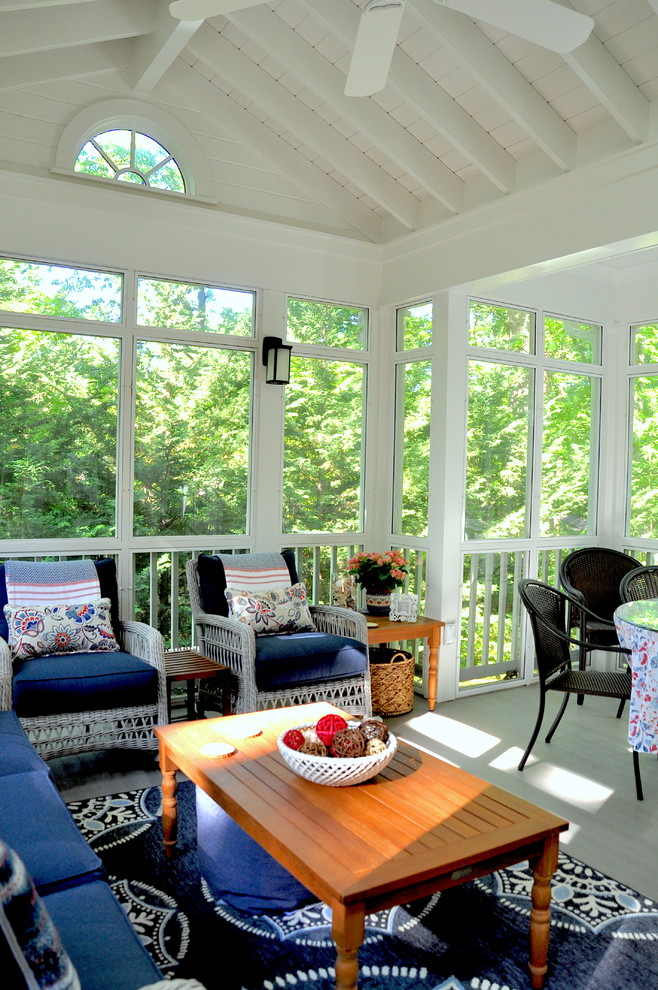 Immagine di una piccola veranda classica con pavimento in legno verniciato, soffitto classico e pavimento grigio