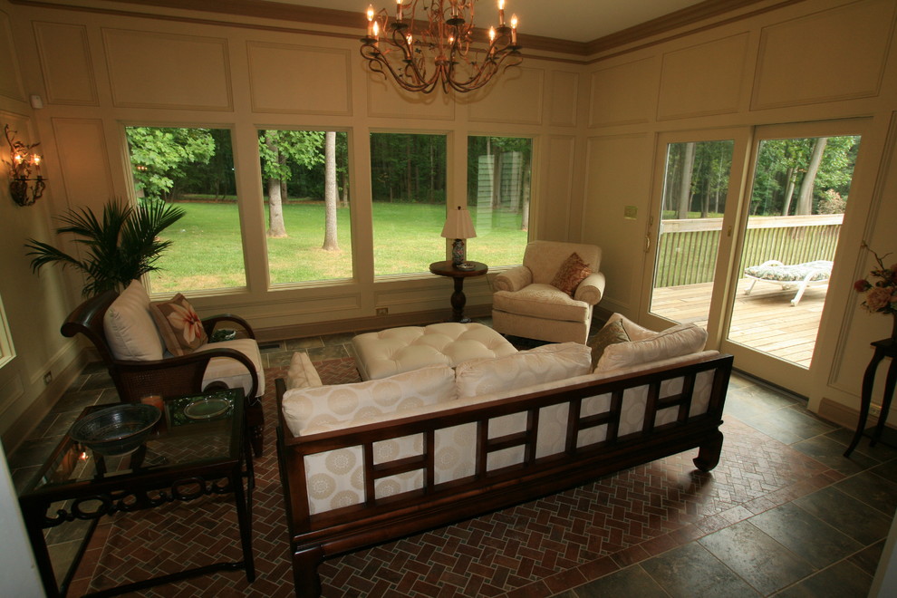 На фото: терраса среднего размера в классическом стиле с полом из керамической плитки и стандартным потолком без камина