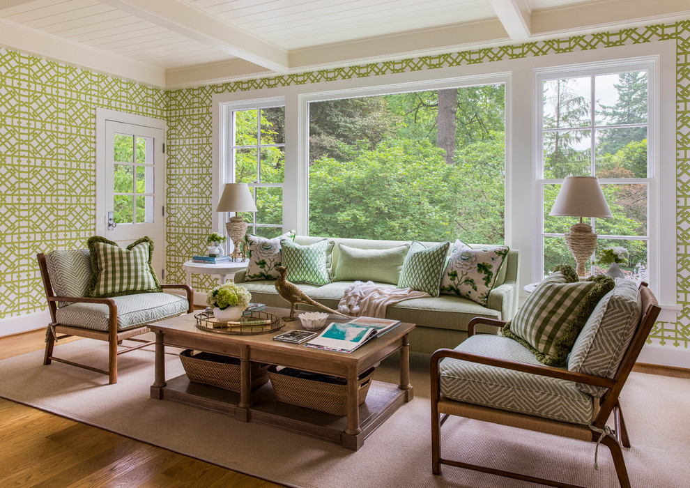 Ispirazione per una veranda tradizionale con parquet chiaro e pavimento beige