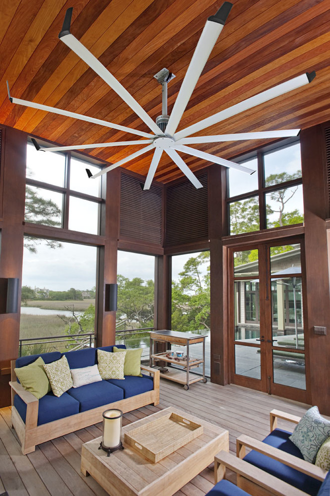 Ispirazione per una veranda minimal con soffitto classico e pavimento in legno massello medio