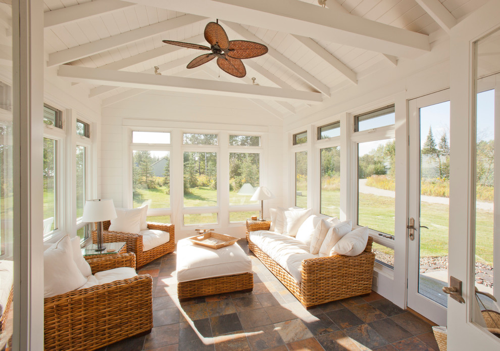 Immagine di una piccola veranda tradizionale con pavimento in ardesia, camino classico, soffitto classico e pavimento multicolore