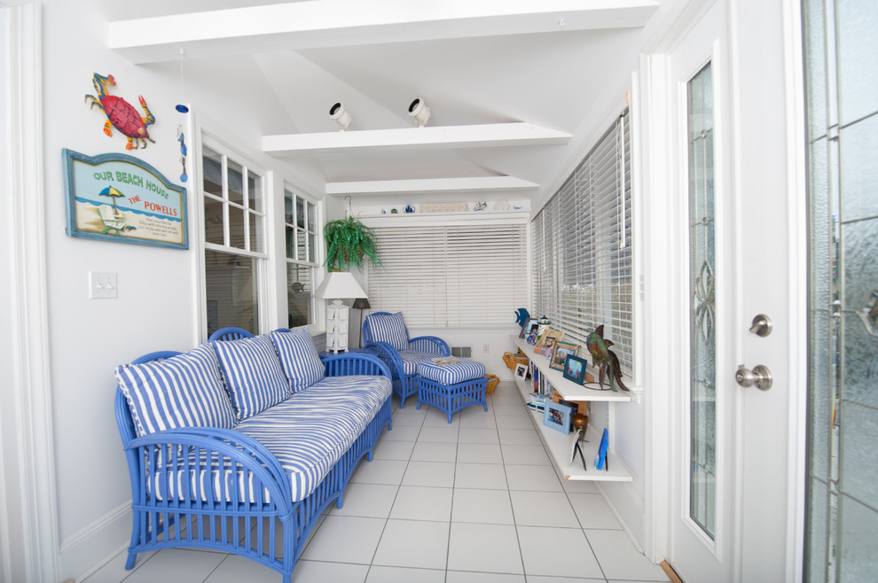 Стильный дизайн: маленькая терраса в морском стиле с полом из керамической плитки и стандартным потолком для на участке и в саду - последний тренд