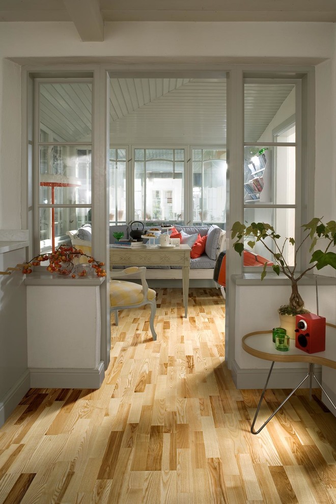 Inspiration för ett litet nordiskt uterum, med ljust trägolv, tak och gult golv