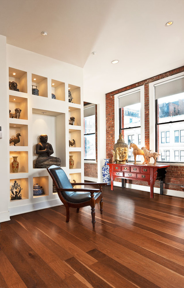 Imagen de galería de estilo zen de tamaño medio con suelo de madera clara, todas las chimeneas y marco de chimenea de yeso