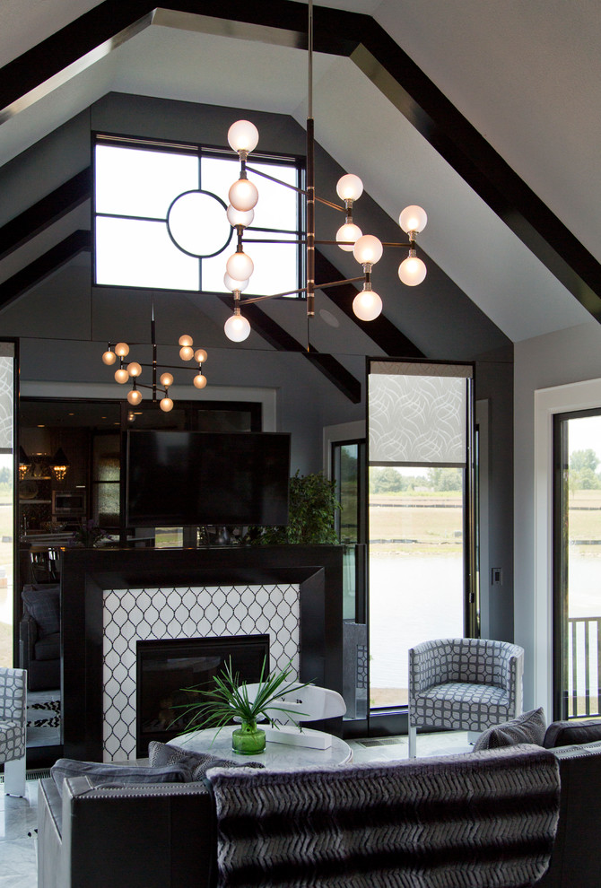 Aménagement d'une grande véranda classique avec un sol en carrelage de céramique, une cheminée standard, un manteau de cheminée en carrelage, un plafond standard et un sol blanc.