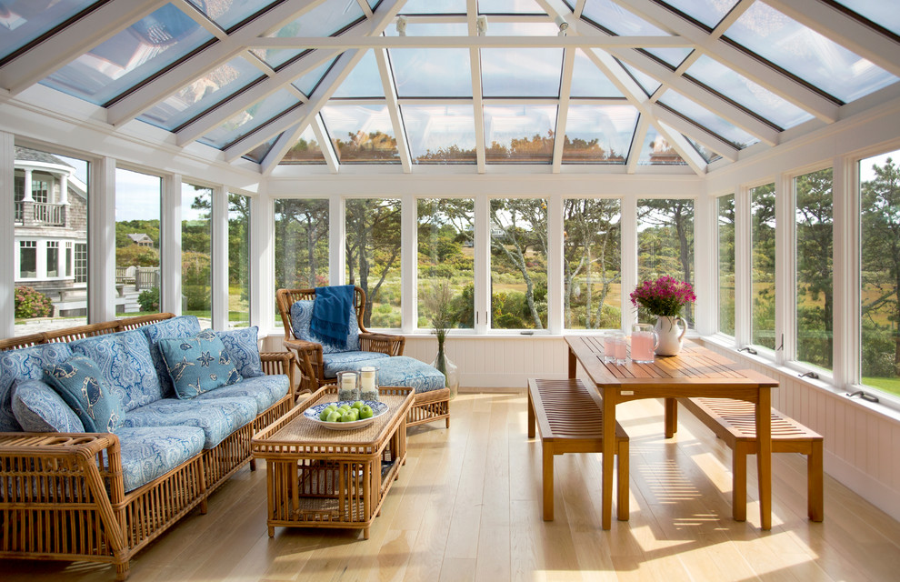 Immagine di una grande veranda costiera con parquet chiaro, nessun camino, soffitto in vetro e pavimento marrone
