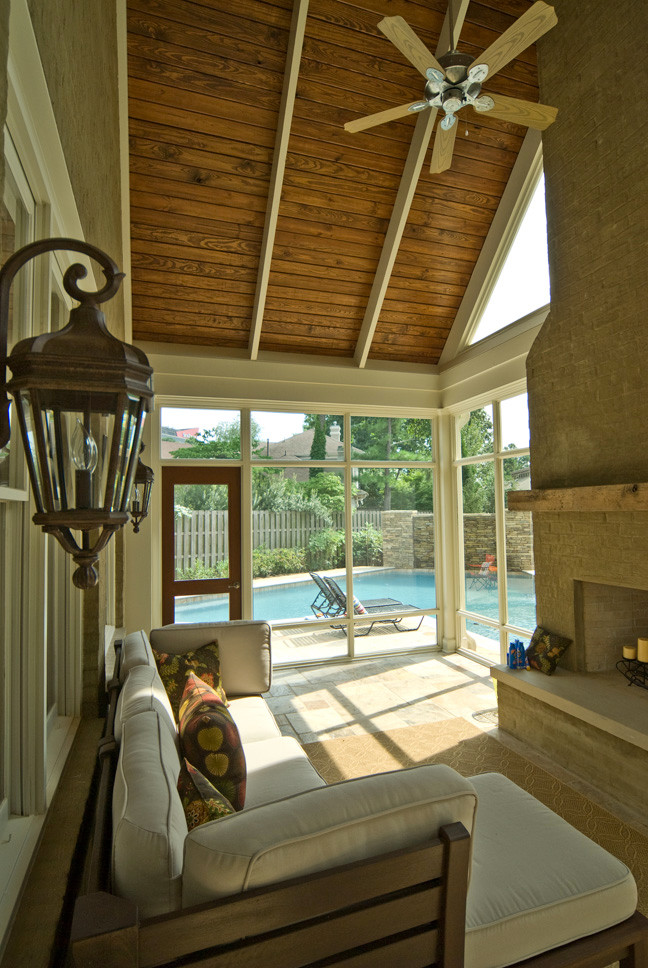 Esempio di una piccola veranda con pavimento con piastrelle in ceramica, camino classico, cornice del camino in mattoni e soffitto classico
