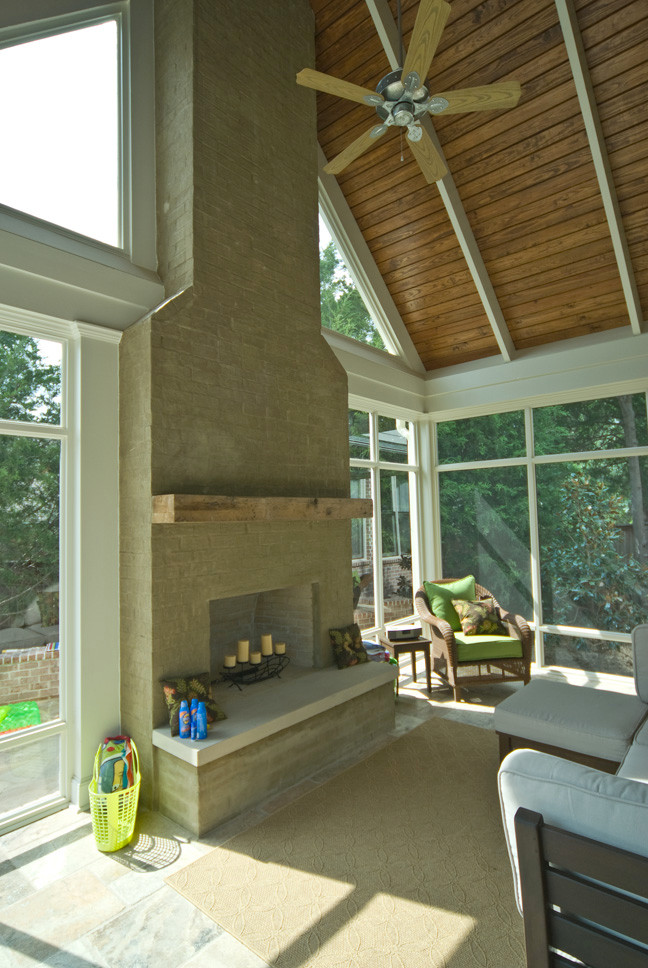 Foto di una piccola veranda con pavimento con piastrelle in ceramica, camino classico, cornice del camino in mattoni e soffitto classico