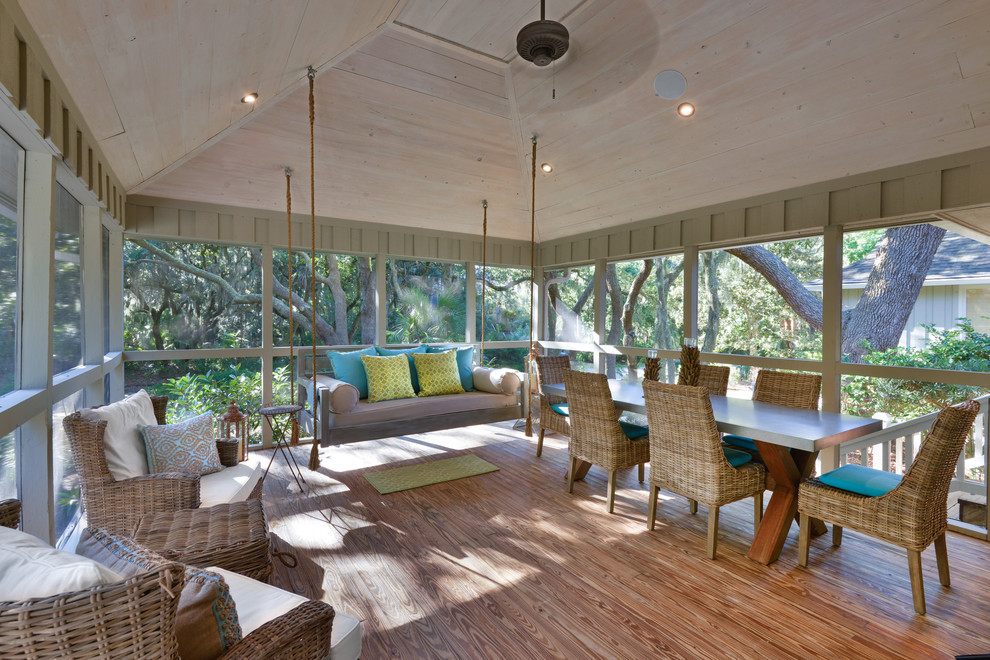 Idee per una veranda stile marino di medie dimensioni con parquet chiaro, nessun camino, soffitto classico e pavimento marrone