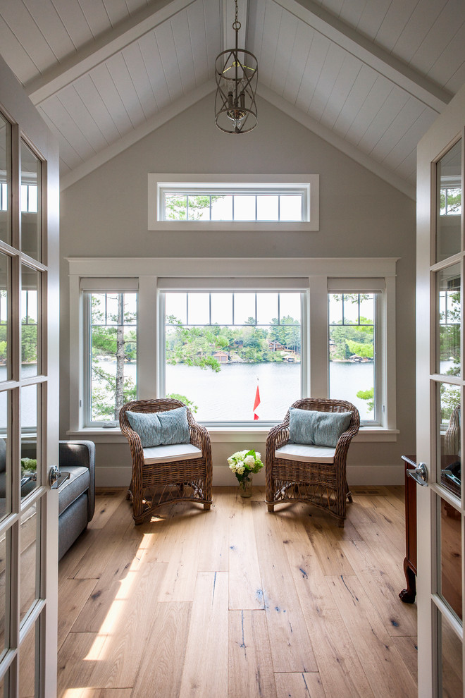 Foto di una piccola veranda classica con parquet chiaro, pavimento marrone, nessun camino e soffitto classico