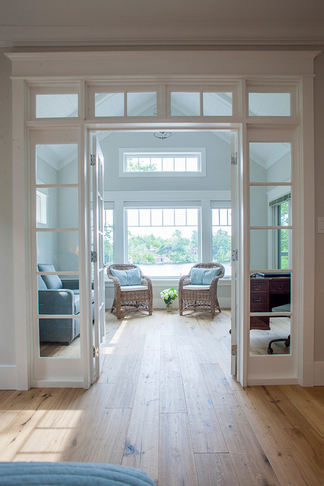 Immagine di una veranda stile americano di medie dimensioni con pavimento in legno massello medio, soffitto classico e pavimento marrone