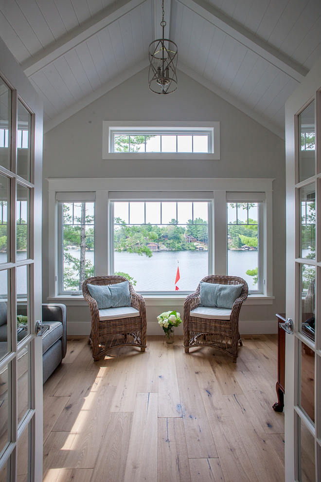 Foto di una veranda american style di medie dimensioni con pavimento in legno massello medio, soffitto classico e pavimento marrone