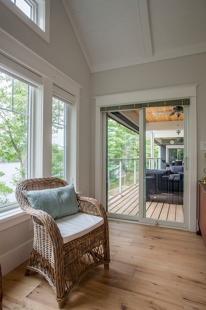 Idee per una veranda american style di medie dimensioni con pavimento in legno massello medio, soffitto classico e pavimento marrone