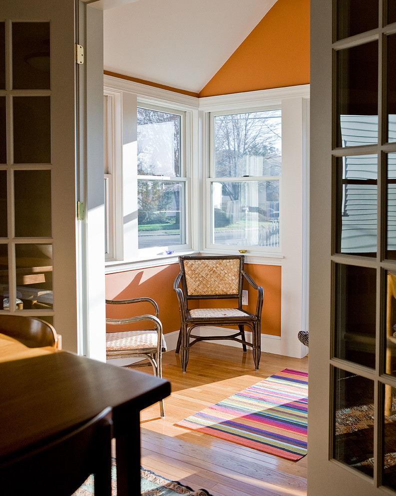 Idee per una piccola veranda stile americano con pavimento in legno massello medio e soffitto classico