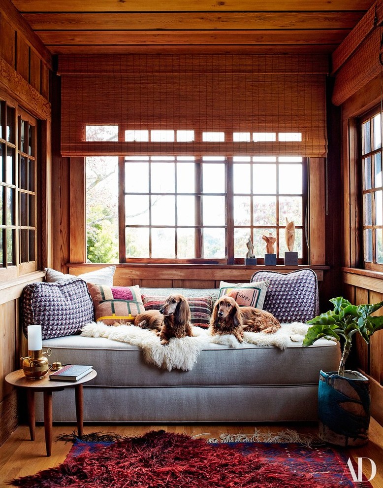 Foto di una piccola veranda classica con pavimento in legno massello medio e pavimento marrone