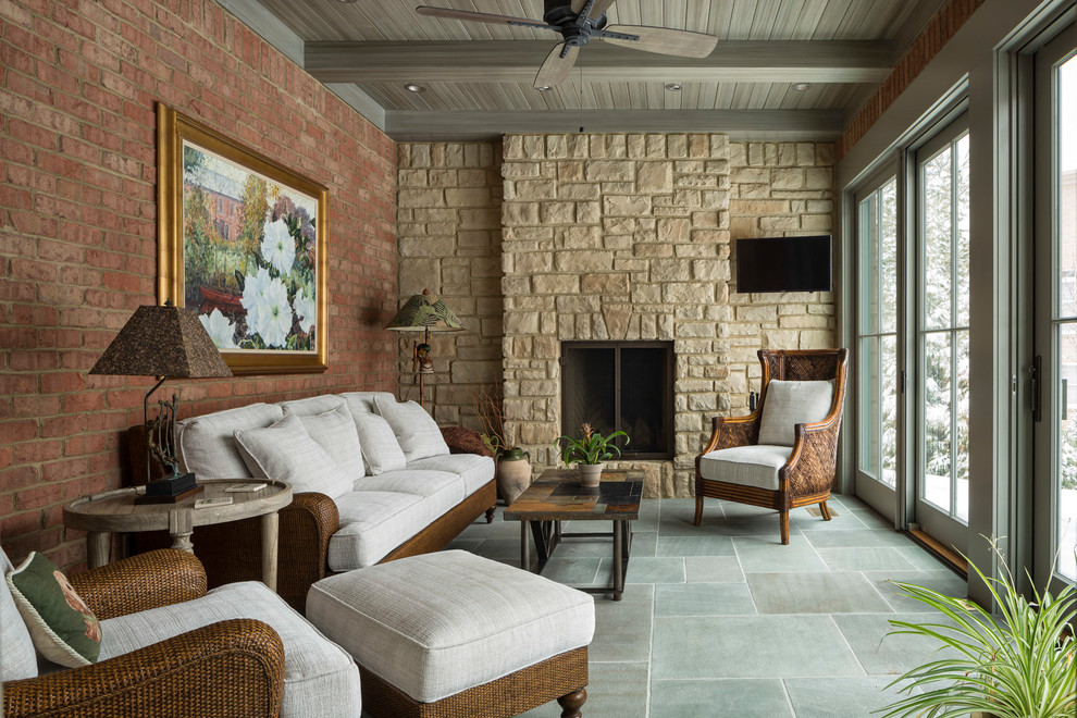 Idee per una veranda classica con camino classico, cornice del camino in pietra, soffitto classico e pavimento verde
