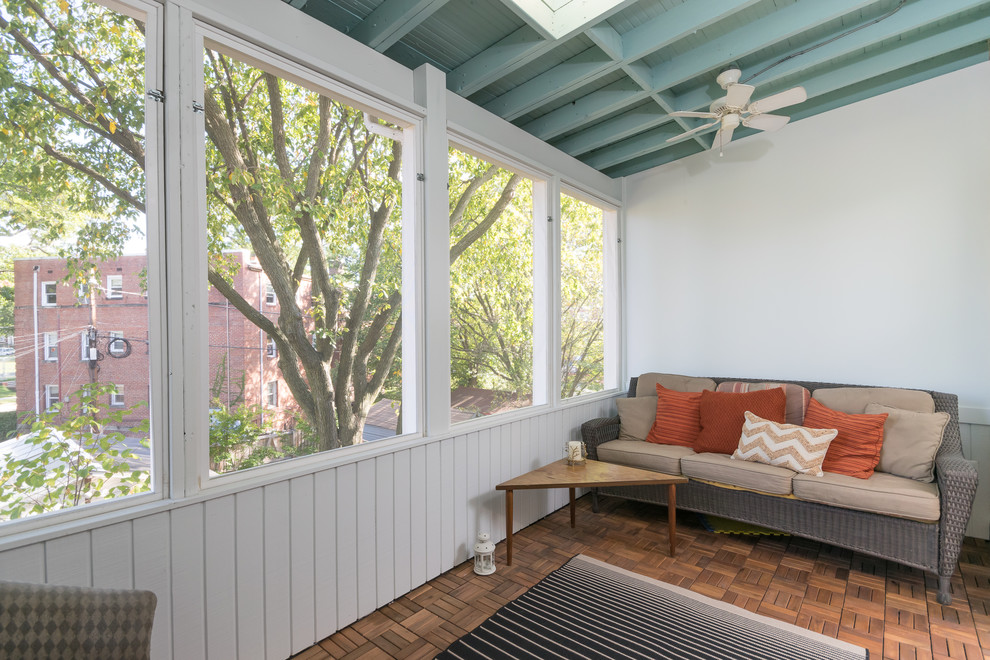 Foto di una veranda classica di medie dimensioni con pavimento in legno massello medio, nessun camino, soffitto classico e pavimento marrone