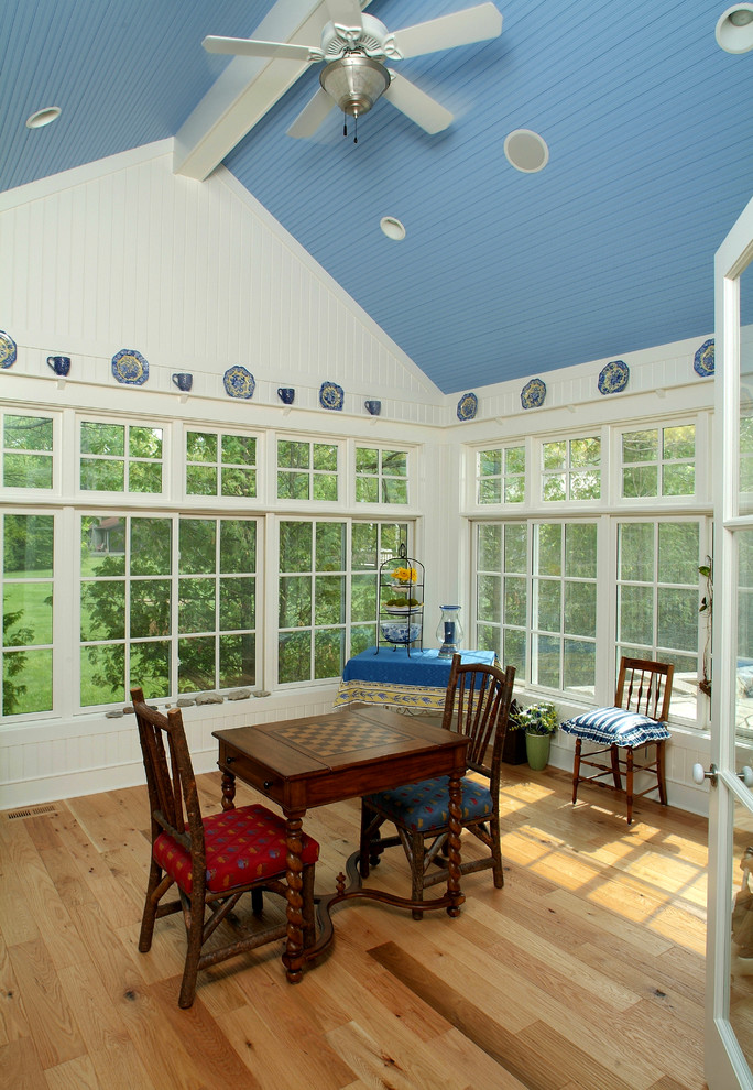 Immagine di una veranda stile marino con parquet chiaro e soffitto classico
