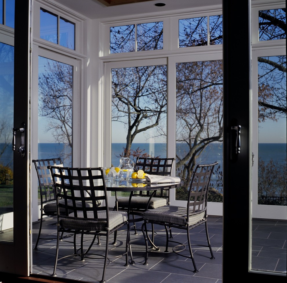 Ispirazione per una veranda classica di medie dimensioni con pavimento in ardesia e pavimento grigio