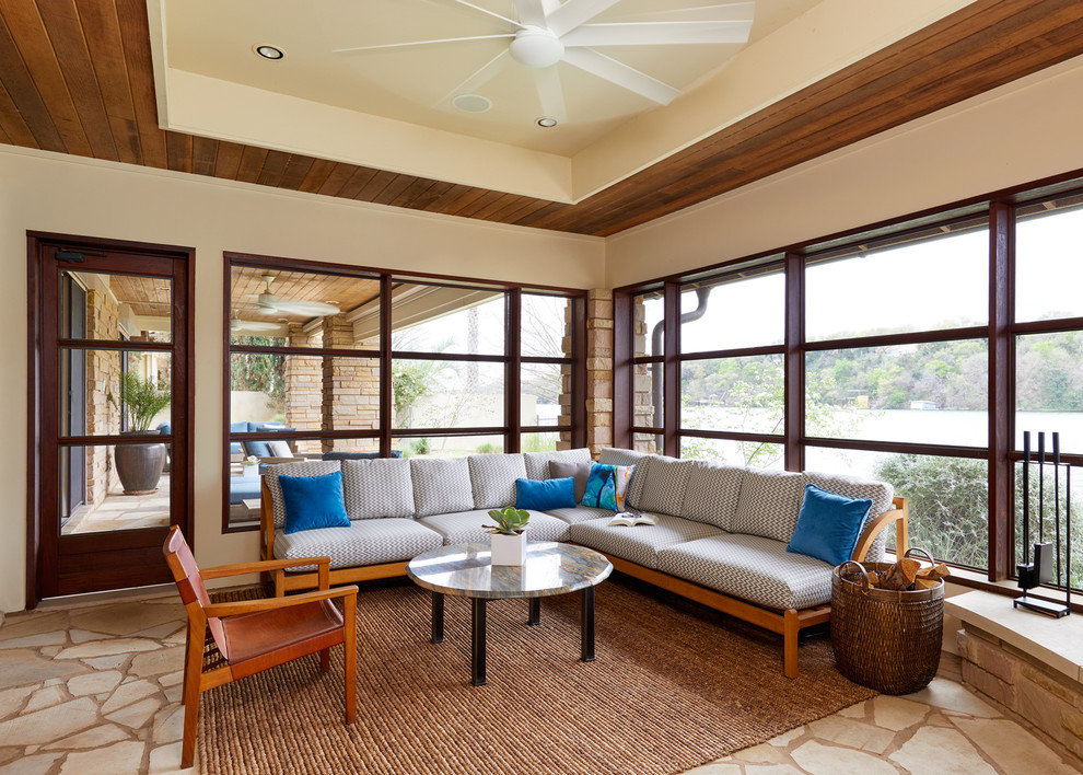 Foto di una grande veranda classica con pavimento in pietra calcarea, soffitto classico e pavimento beige