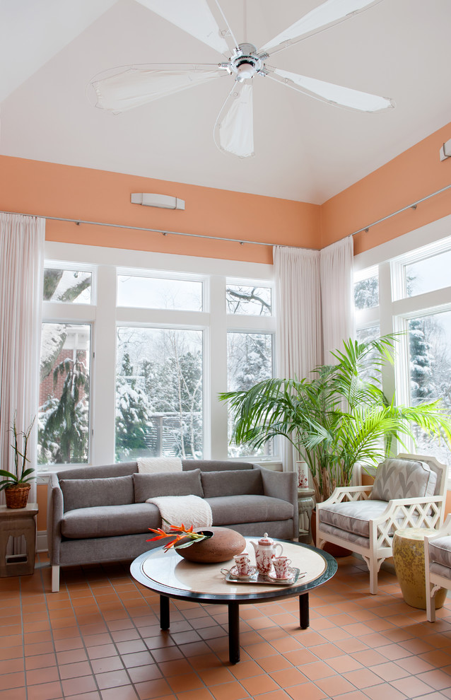 Idée de décoration pour une véranda ethnique avec tomettes au sol, un plafond standard et un sol orange.