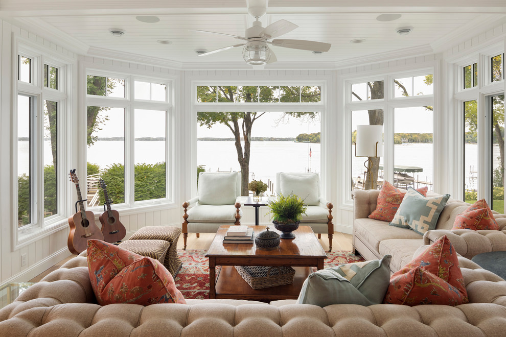 Ispirazione per una veranda stile marino con parquet chiaro, nessun camino e soffitto classico