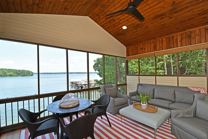Idee per una veranda stile americano di medie dimensioni con pavimento in legno massello medio, soffitto classico e pavimento marrone