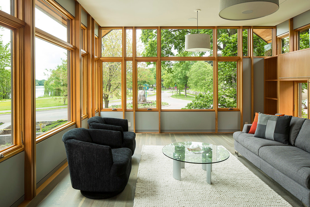 Источник вдохновения для домашнего уюта: терраса среднего размера в стиле модернизм с светлым паркетным полом и серым полом без камина