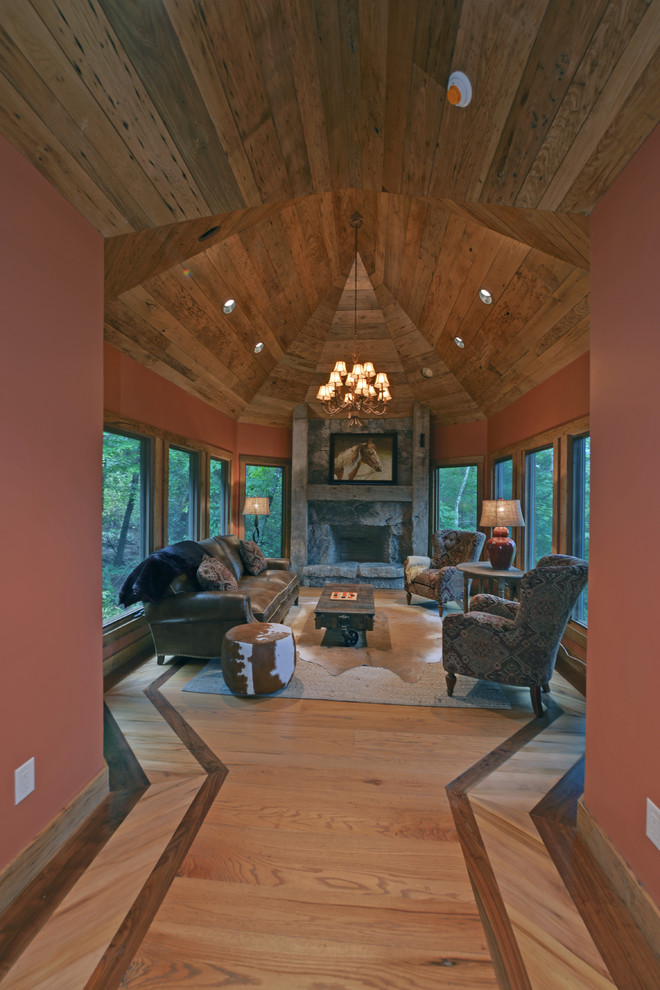 Diseño de galería rural con suelo de madera en tonos medios y techo estándar