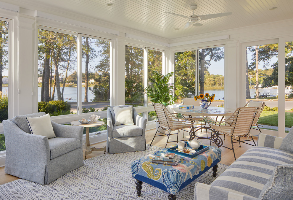Immagine di una grande veranda stile marinaro con parquet chiaro, soffitto classico e pavimento beige