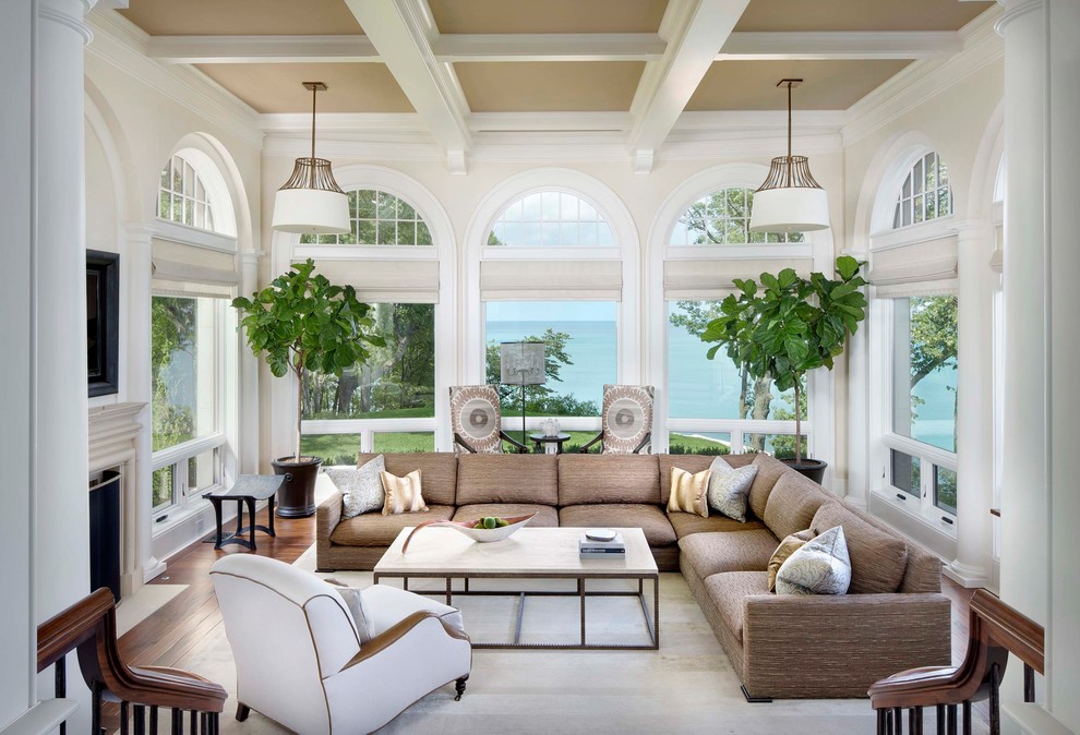 Immagine di una veranda classica con camino classico, soffitto classico e pavimento marrone