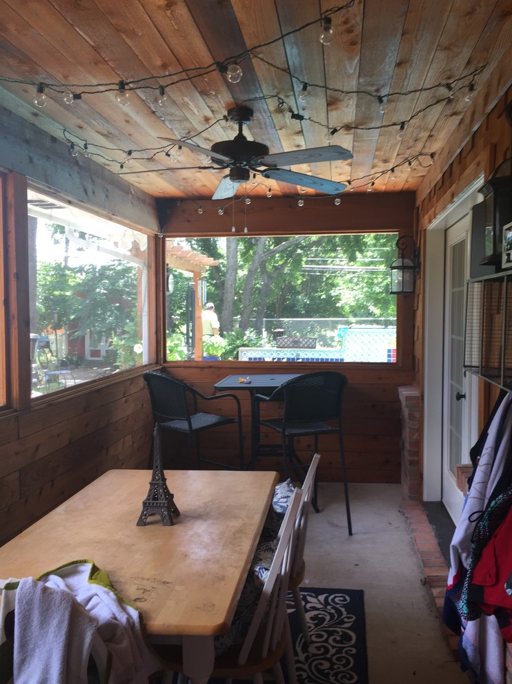 Immagine di una piccola veranda rustica con pavimento in cemento, nessun camino, soffitto classico e pavimento grigio